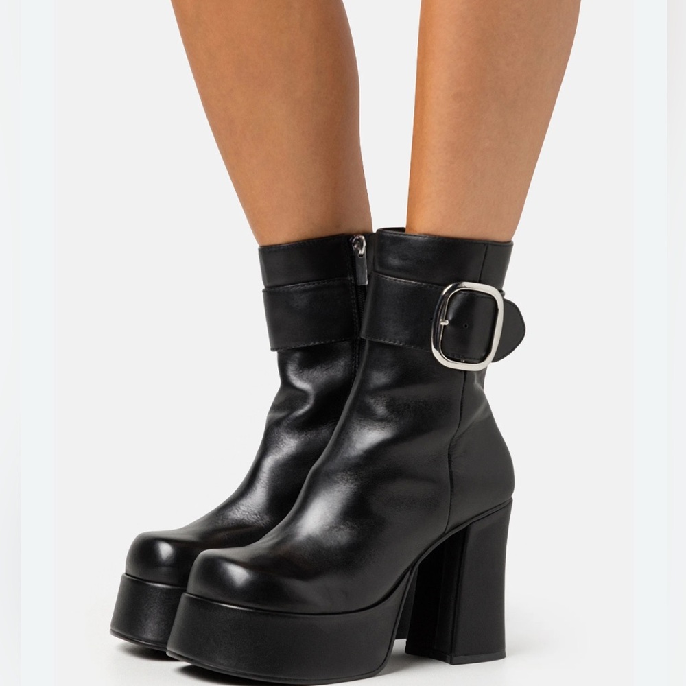 NEW STEVE MADDEN SIZE 8M SIREN BLACK LEATHER PLATFORM BOOTS